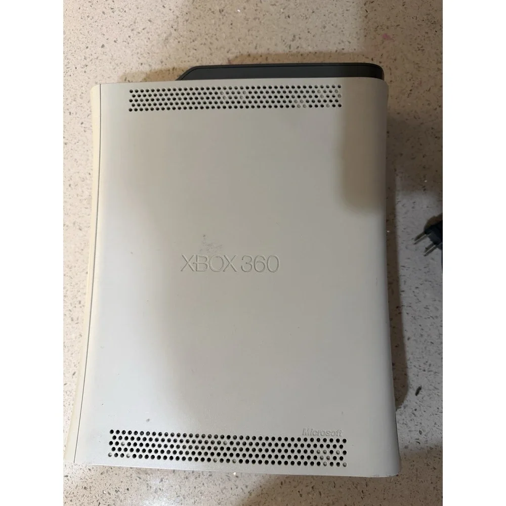 Microsoft Xbox 360 ,2 Controllers ,cables HDMI Cable ,4 Games‎
